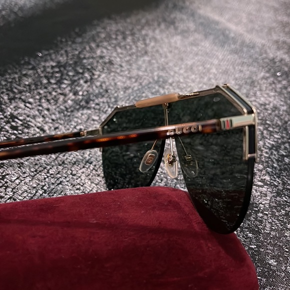 Original Gucci oversized black and gold sunglasses with original case. - Picture 3 of 8